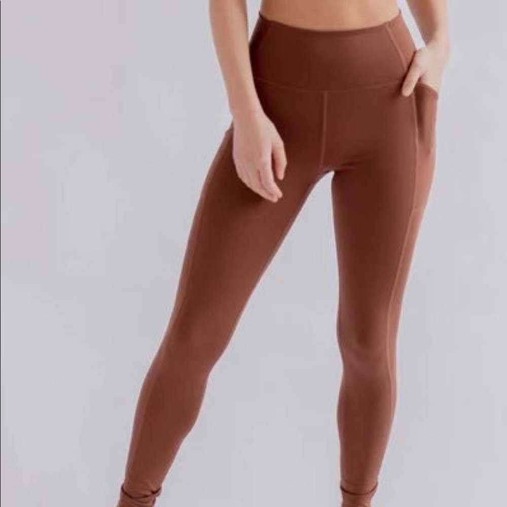 NWT  EARTH Compressive Pocket Legging (23 3/4)